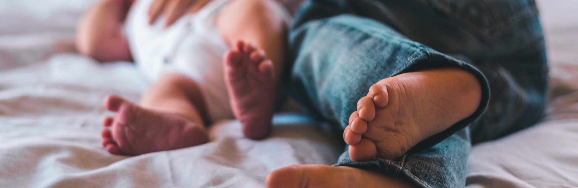 a parent and baby safely sleep in the same bed