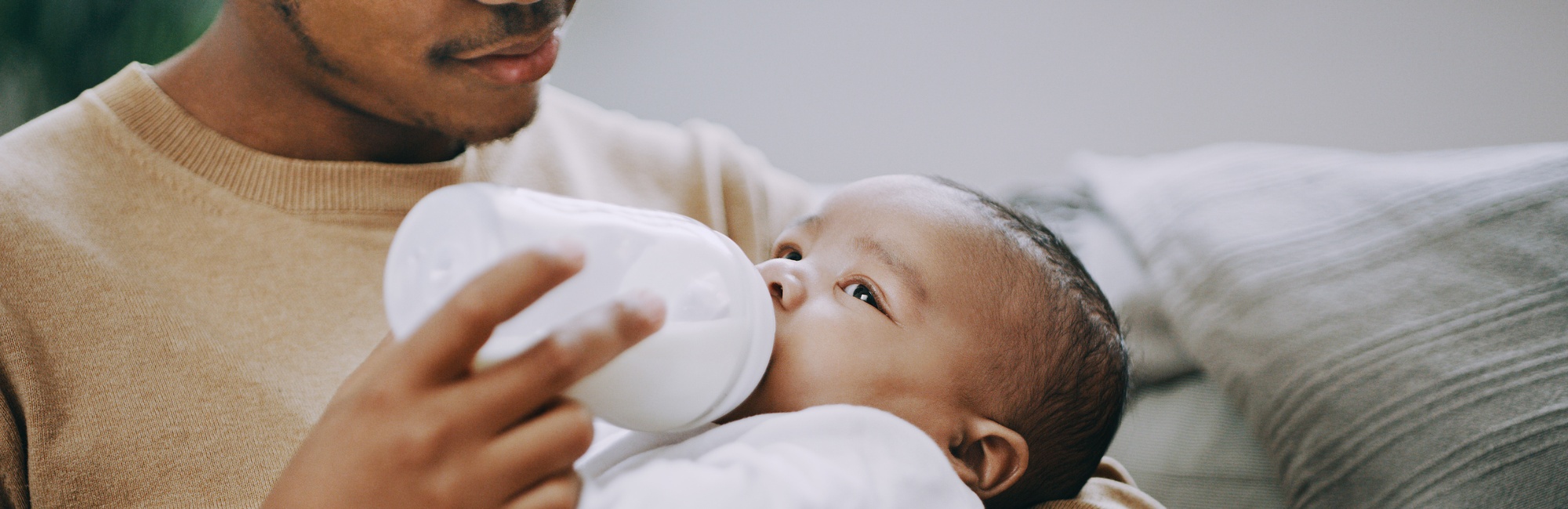 father follows baby's cues for bottle feeding
